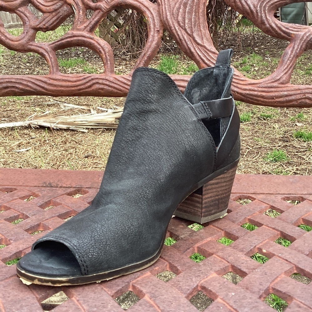 💋Lucky Brand Pebbled Leather Black Peep Toe Block Heel Ankle Booties